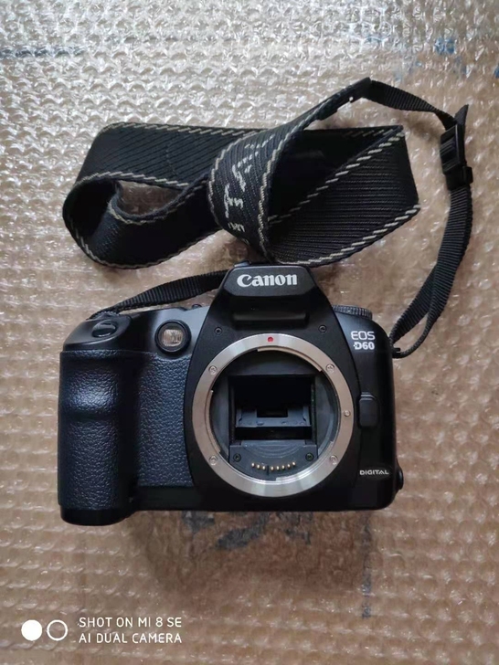 佳能EOS  D60单反相机。