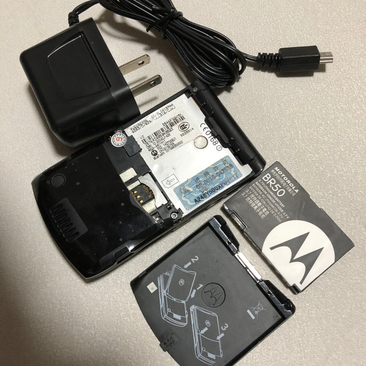 摩托罗拉V3手机全新原装，功能正常使用、一...