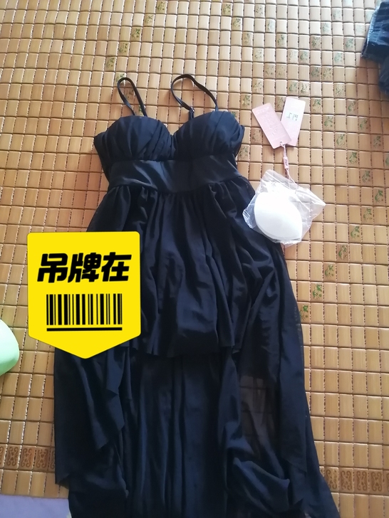 全新吊牌还在,黑色女士吊带泳衣