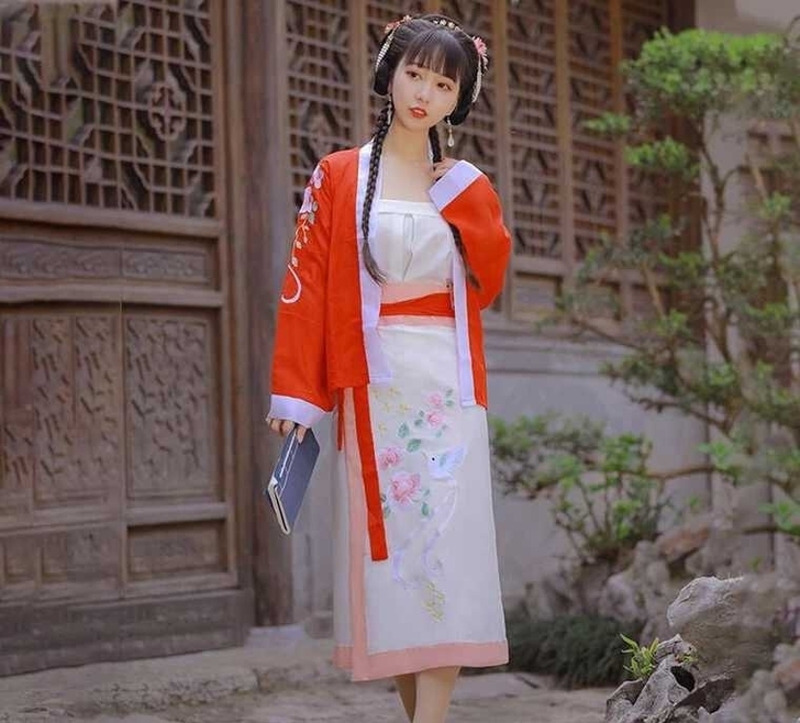 今夏汉服全新仅试，旋裙不适合我。