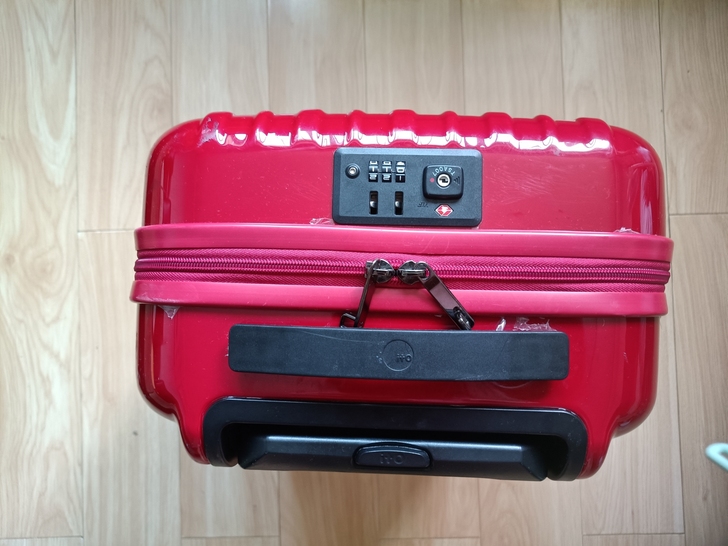 这个小箱子是买给孩子旅游用的，结果紧接着怀...