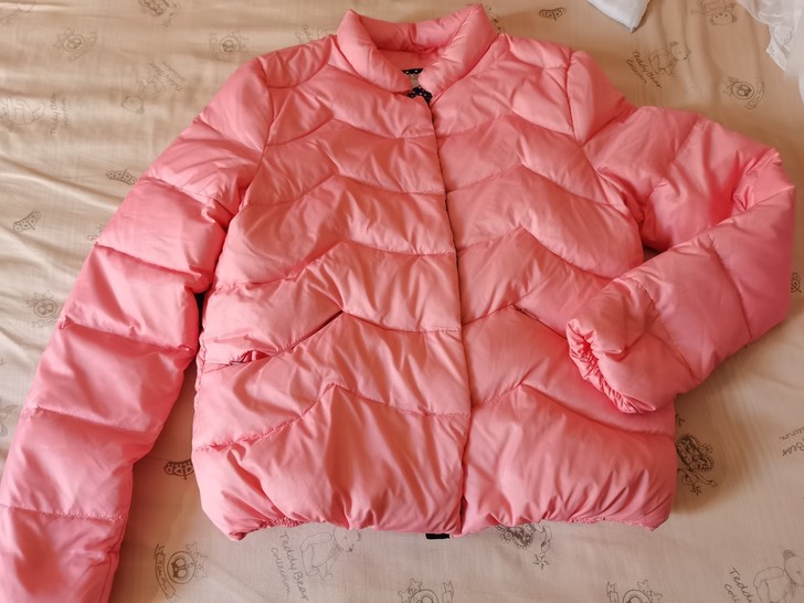全新羽绒服，有吊牌，比较像面包服，非常蓬松...