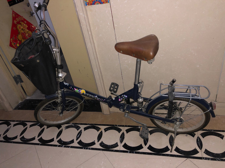 黑色自行车