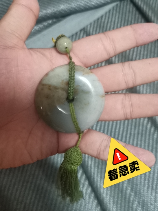 转手一个翡翠平安扣，肉比较厚实，比较压手。...