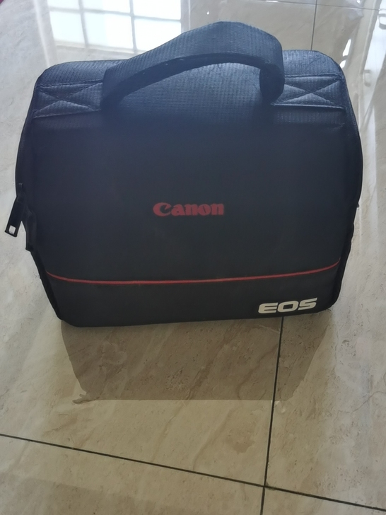 佳能eos 70D转让，镜头18-200。