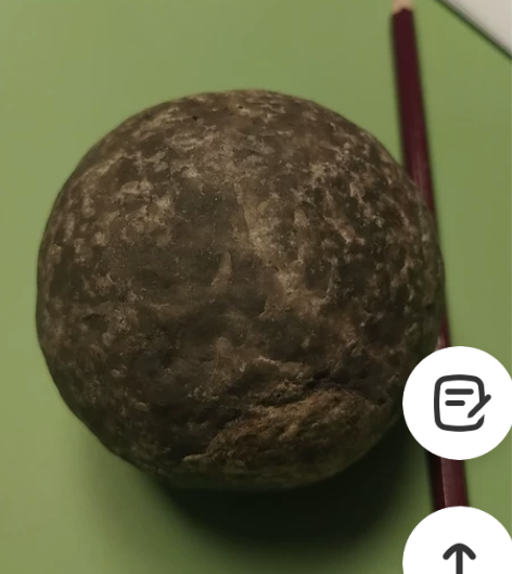 博物馆早年买的石器时代石球,不知是武器还是...