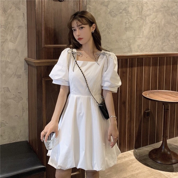 白色淑女连衣裙。