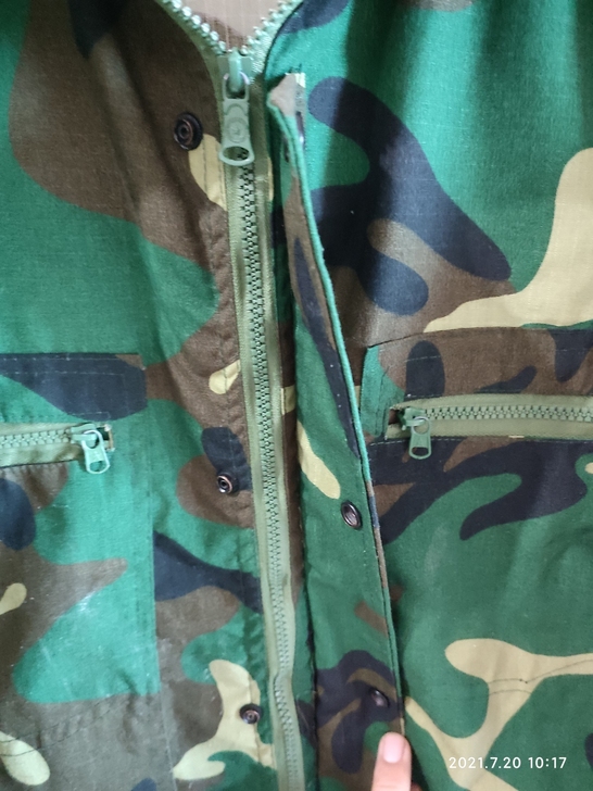 2004年迷彩服，是全新的，就是保存的时候...