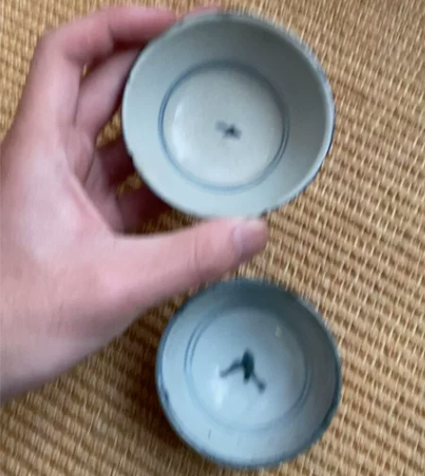 明代青花瓷铁线花芬小茶碗一对,一个有条惊釉...