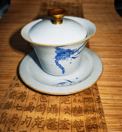 老陶泥青花盖碗,钮做了大漆,碗身有点瑕,用...
