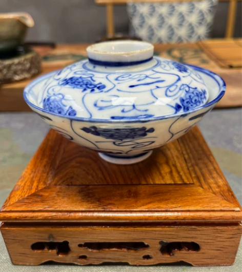 日本纯手绘老青花老盖碗,碗内黑点是窑爆。 ...