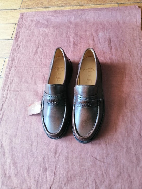 全新,正品。男棕色软皮鞋。骆驼牌。42号。...