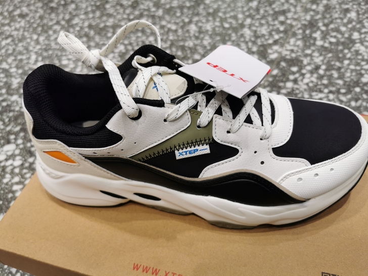 特步正品皮面时尚休闲鞋,有吊牌接近全新
