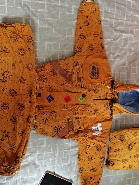 老式儿童服装,库存全新一套。尺寸。衣长