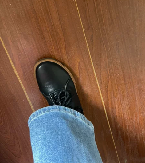 皮鞋 ZLL 只穿过一两次，鞋底不是蹭脏的...