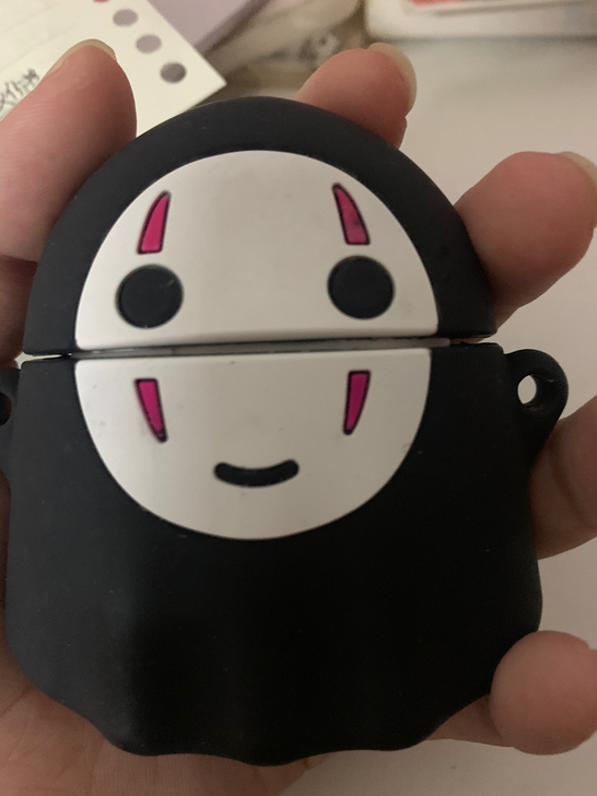 出qcy t8充电仓,送个耳机套,两个耳机...