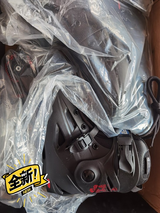 飞鹰轮滑鞋 全新  送护具 42码 85A