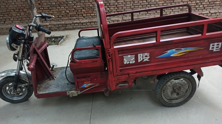 嘉陵三轮车带爬坡档低价出售有需要的朋友来