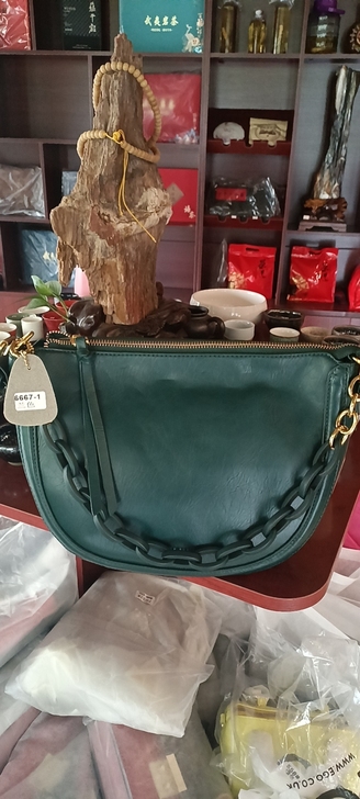 全新真皮女大包,可以手提可以斜挎,全新仅售...