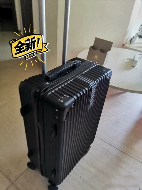 闲置出一个全新26寸里面是拉链的大容量行李箱