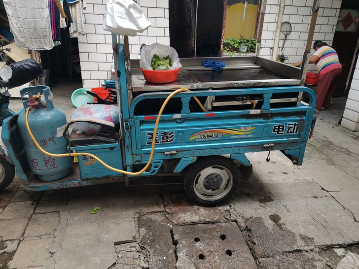 本人有一辆二手电动车，三轮车，有需要的联系...
