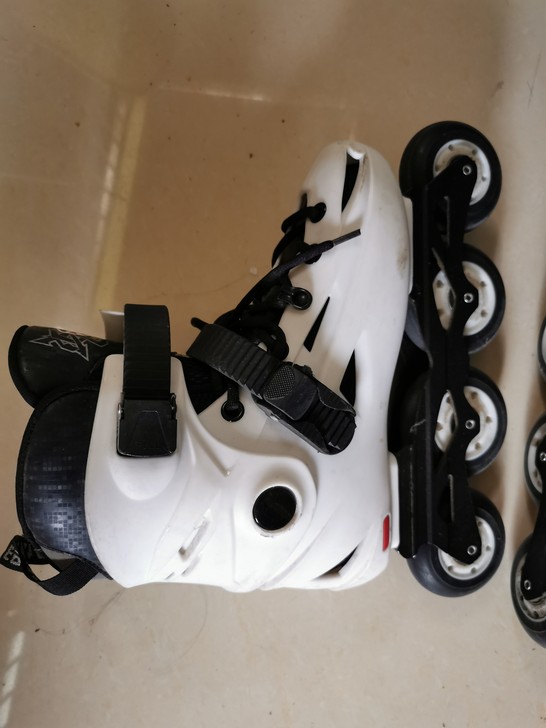 轮滑鞋白色，有护具