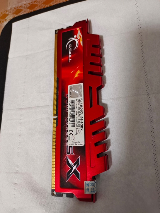 台式机内存单根8G,质量包好,一点就亮。