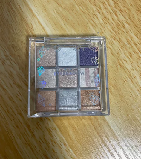 都是平时忍不住买了结果又不用的，有眼影，眉...