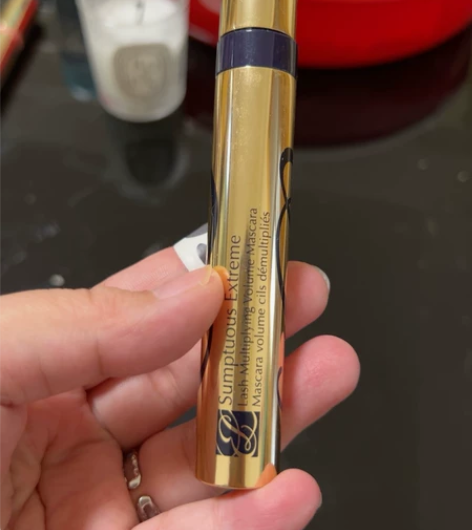 8成新，雅诗兰黛浓密睫毛膏，不退不换。 感...