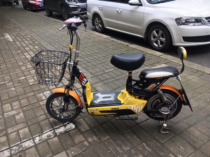 品牌电动车，外表光鲜亮丽，电池新!车有劲！