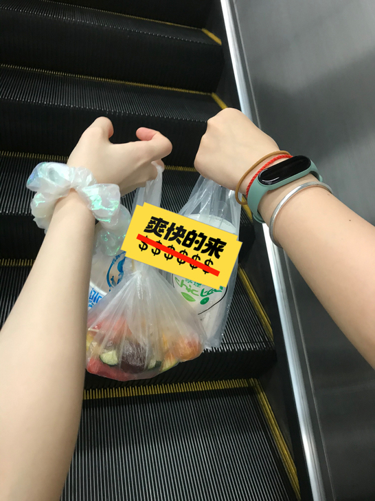 如图的小米手环5,不是NFC版本 ,3月入...