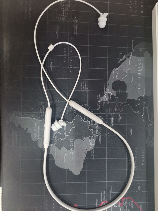 蓝牙耳机，一年前好像买的时候70多块，可以...