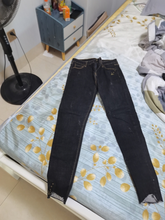 超级显瘦牛仔小脚裤，九成新。质量很好哦