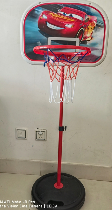 篮球架7成新，可再增加一节高，小孩没玩几次...