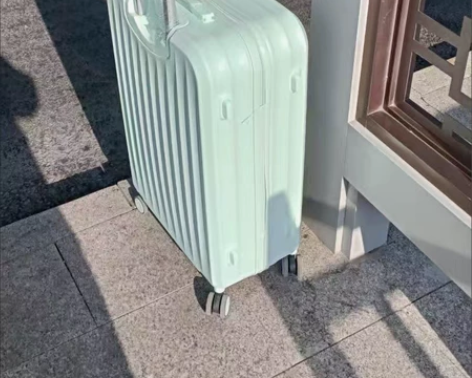 行李箱新款拉杆箱清仓甩卖 仓库升级，亏本包...
