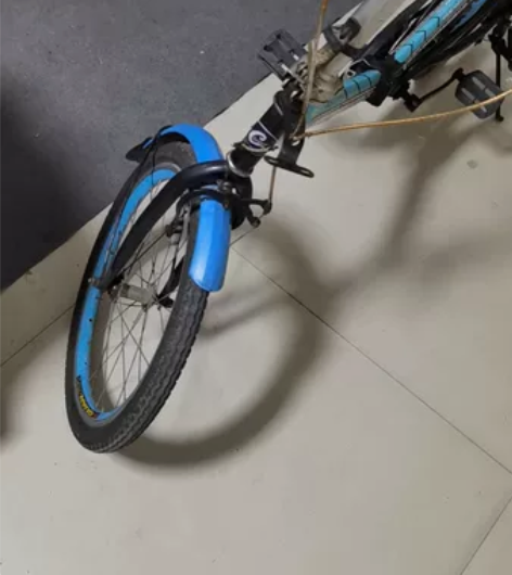 上海永久折叠自行车，轮胎18寸，轮胎有点裂...