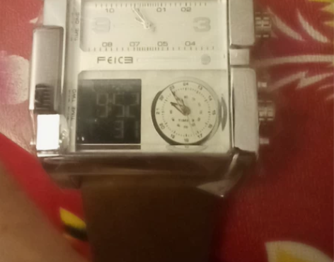 朋友送的石英表，不知道什么牌子的，感觉自己...