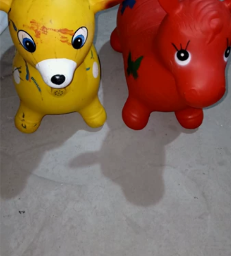 充气小马和小鹿，黄色小鹿上面有孩子画的画洗...