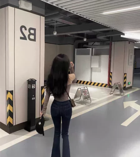 微喇牛仔裤女早秋新款辣妹修身提臀显腿长喇叭...