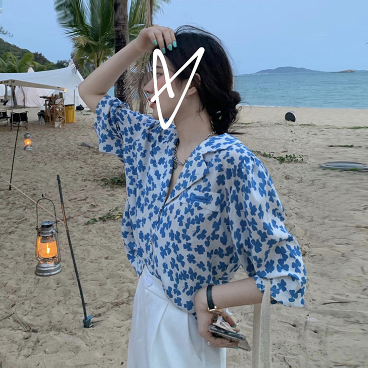 蓝色v领碎花衬衫女夏薄款别致上衣设计感小众...