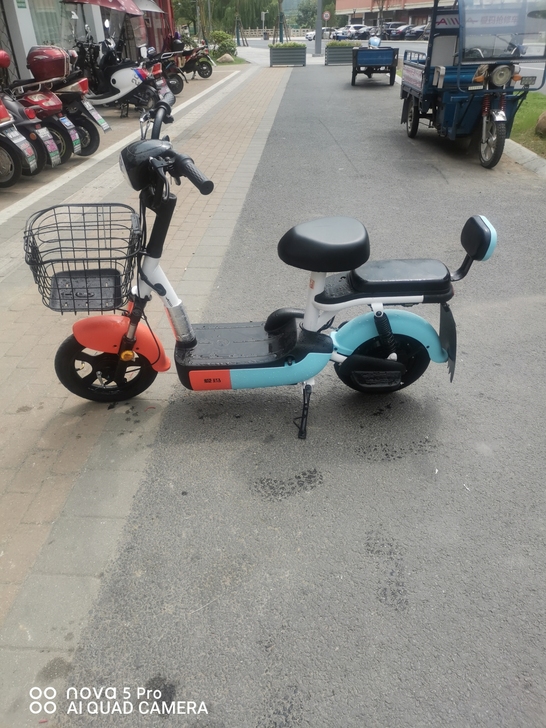 爱玛小电驴1799买的,骑了几次,手续齐全...