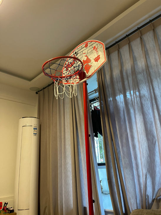 篮球架，一直放在屋里，比较新，自提，可拆卸...