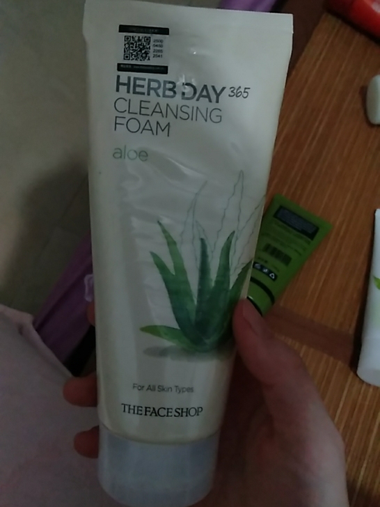 菲诗小铺洗面奶，就用过3-4次吧，日期到明...