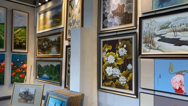 画廊经营不善倒闭~展厅带框画家油画作品全部...