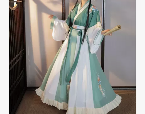 柒邑汉服  阑珊s码 颜色是第一张的颜色，...