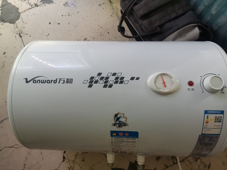 万和40升圆筒热水器,在龙岗爱联太平村28...