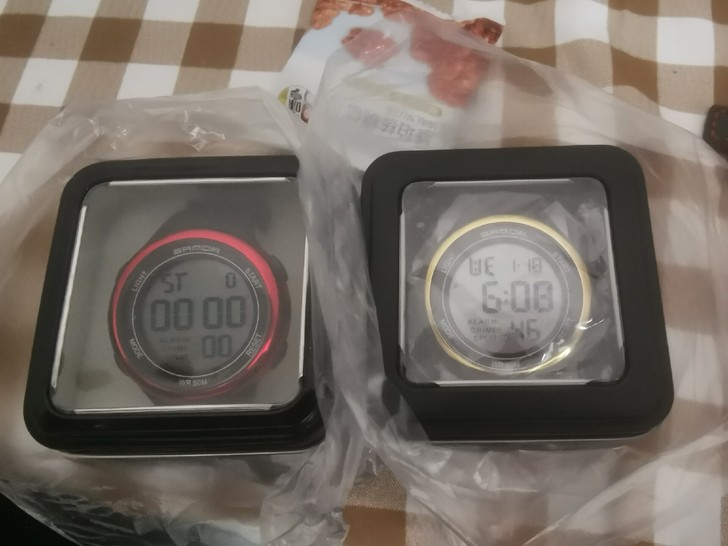 情侣款运动防水手表，全新一对的价格，公司发...
