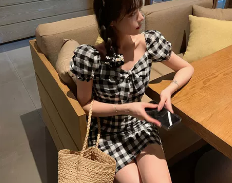 全新 格子连衣裙女春新款V领泡泡袖收腰显瘦...