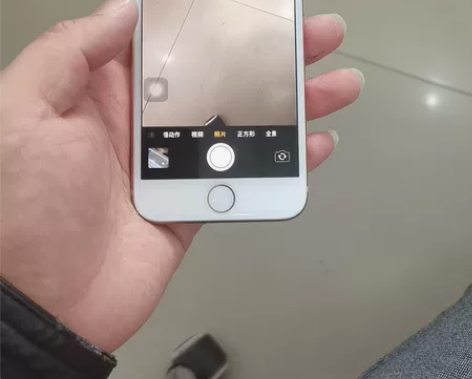 苹果8金色成色好。指纹不能用。美版有锁,黑...
