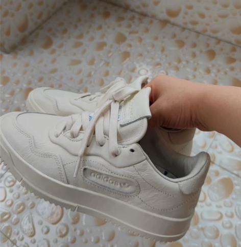 Adidas女士运动鞋 皮质超级软 穿...